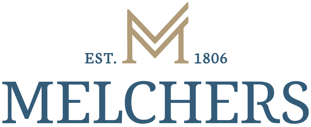 Das Melchers-Logo mit einem goldenen „M“-Markenzeichen, das über dem blauen Schriftzug „MELCHERS“ thront. Zu beiden Seiten des goldenen „M“ stehen die blauen Schriftzüge „EST“ und „1806“.