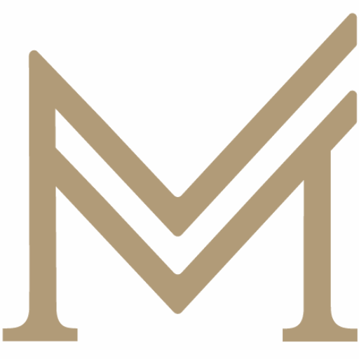 Das goldfarbene „M“-Markenlogo von Melchers.