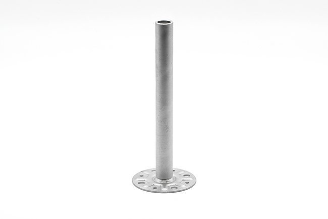 Ein einzelner feuerverzinkter Sockel steht senkrecht auf einem flachen, runden Untergrund mit mehreren Schraubenlöchern vor einem schlichten weißen Hintergrund. Industrielles und zweckmäßiges Design.