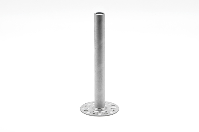 Ein einzelner feuerverzinkter Sockel steht senkrecht auf einem flachen, runden Untergrund mit mehreren Schraubenlöchern vor einem schlichten weißen Hintergrund. Industrielles und zweckmäßiges Design.