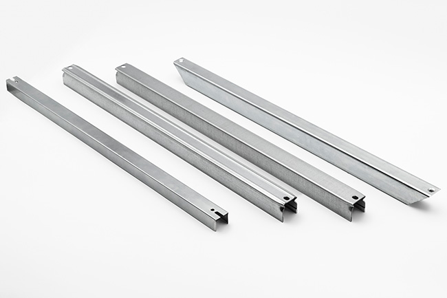 Vier Metallgitterstäbe unterschiedlicher Länge sind parallel zueinander auf einem weißen Hintergrund angeordnet. Jeder Stab verfügt an den Enden über Löcher zur Befestigung.